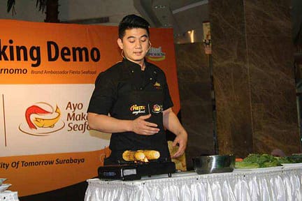 Fun Cooking Demo with Chef Arnold Hasilkan Apron Hitam